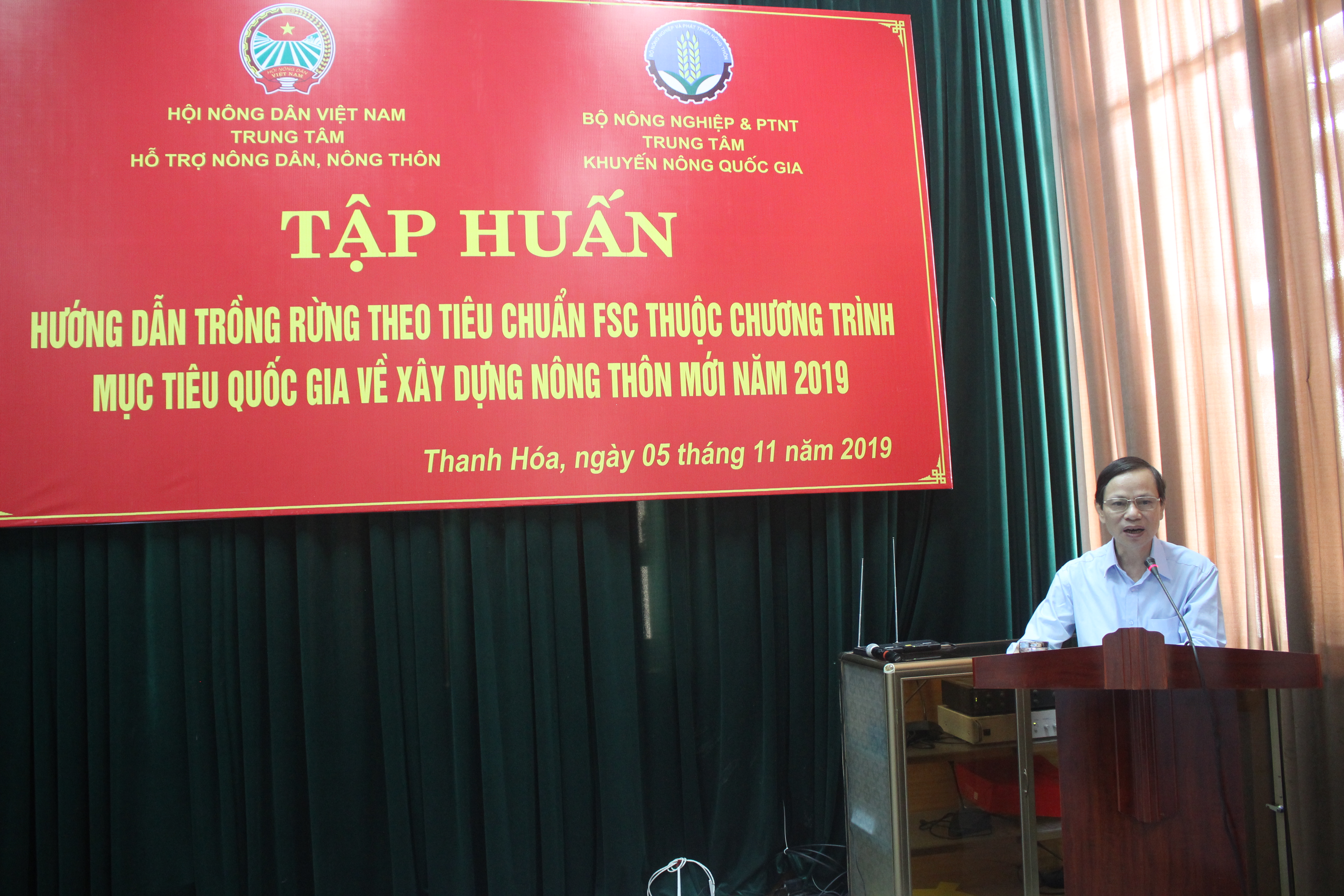 Đồng chí Trần Binh Quân, UV BCH TW HND VN, Tỉnh ủy viên, Chủ tịch HND tỉnh phát biểu khai mạc lớp tập huấn Hướng dẫn trồng rừng theo tiêu chuẩn FSC